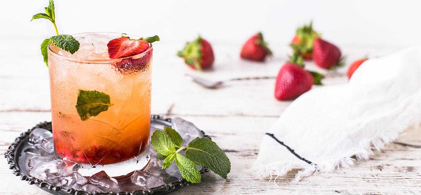 Cocktail mit Erdbeeren, Minze und Eis