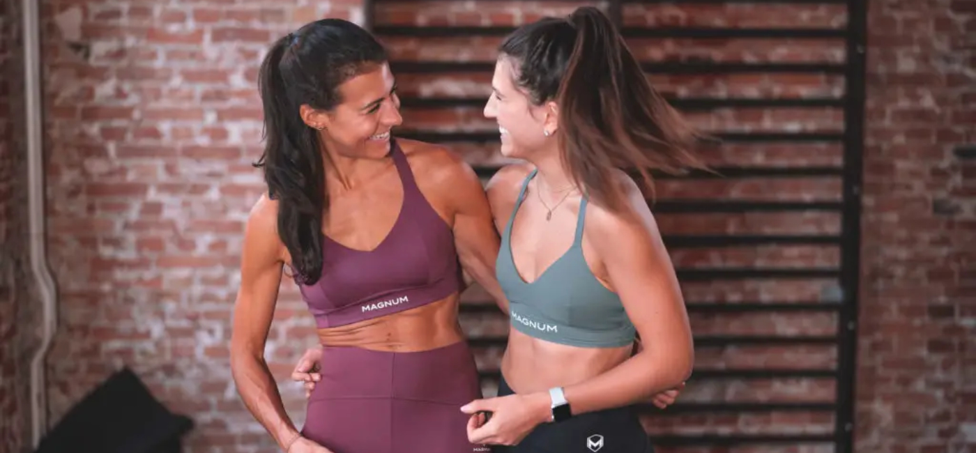 Zwei Frauen haben Spaß beim gemeinsamen HIIT-Workout